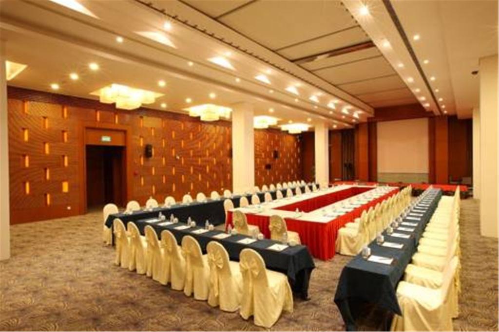 Howard Johnson Plaza Lingang Shanghai Nanhui Екстер'єр фото