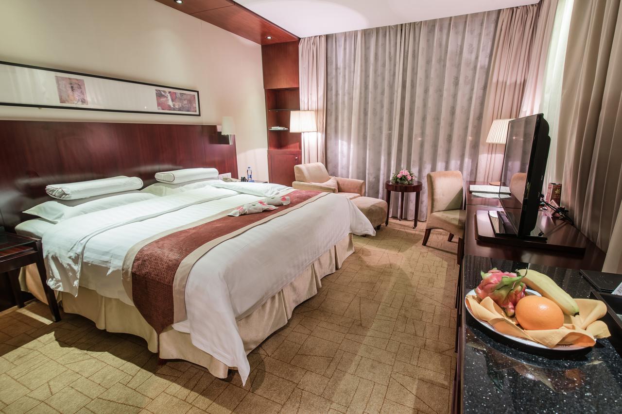 Howard Johnson Plaza Lingang Shanghai Nanhui Екстер'єр фото
