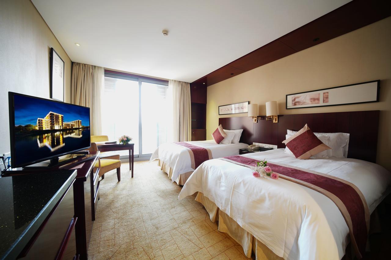 Howard Johnson Plaza Lingang Shanghai Nanhui Екстер'єр фото