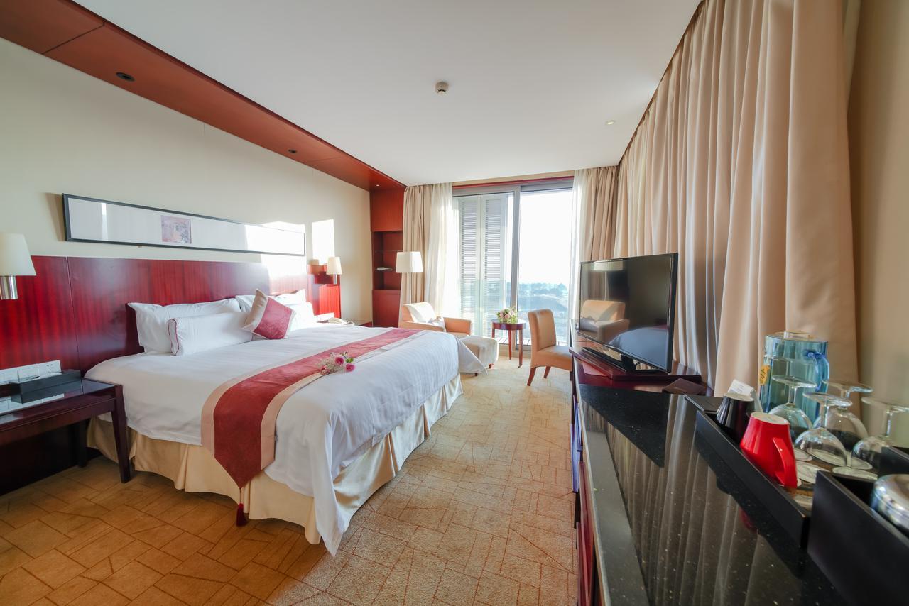 Howard Johnson Plaza Lingang Shanghai Nanhui Екстер'єр фото