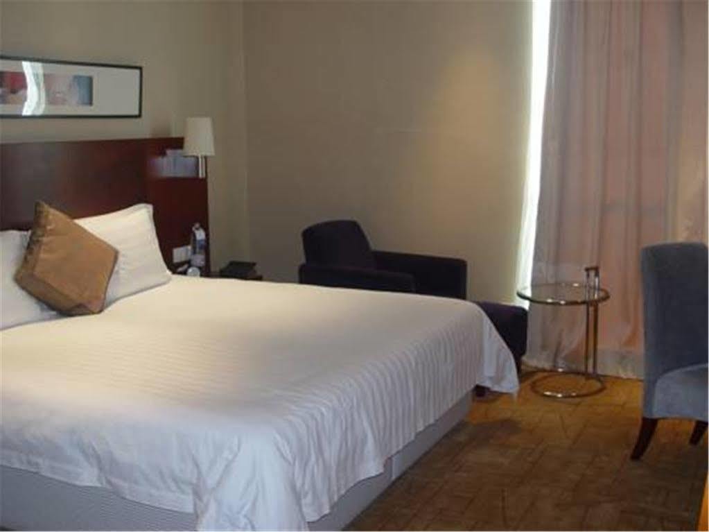 Howard Johnson Plaza Lingang Shanghai Nanhui Екстер'єр фото