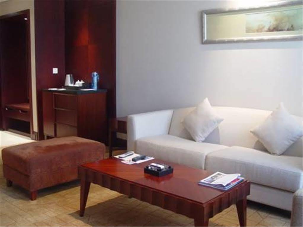 Howard Johnson Plaza Lingang Shanghai Nanhui Екстер'єр фото